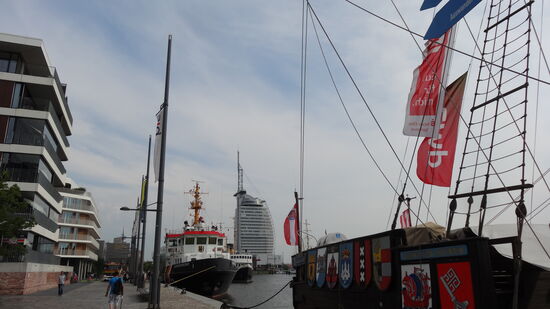 Ein erster Blick, im Hintergrund das Atlantic Hotel Sail City, erinnert ein wenig an das Burj Al Arab in Dubai