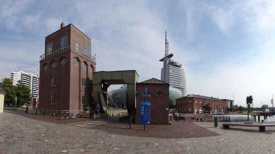 Über die Brücke zum alten Hafen, das runde Gebäude dahinter ist das Klimahaus