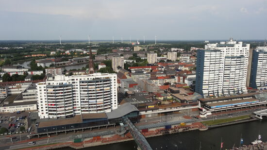 Rechts im Bild das Gebäude mit blau, Columbus Shopping Center mit 30.000 m2