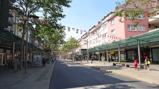 Durch die noch menschenleere Fussgängerzone Richtung Klimahaus