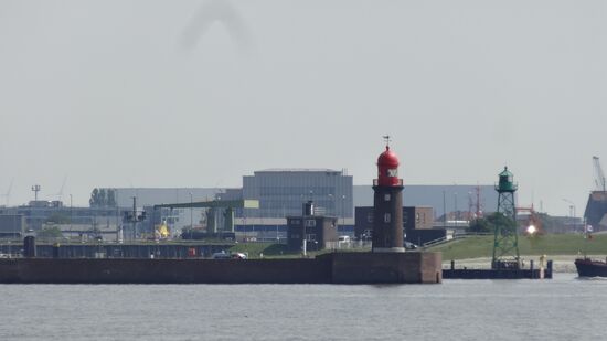 Hafeneinfahrt mit historischer alter Mole