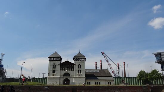 Vorbei am alten Kraftwerk