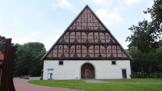 Eine Zehntscheune, "Münchhausenscheune" aus dem Landkreis  Hameln/Pyrmont, erbaut 1512-1573, Wiederaufbau 1977-80.....der Start unseres Rundlaufs