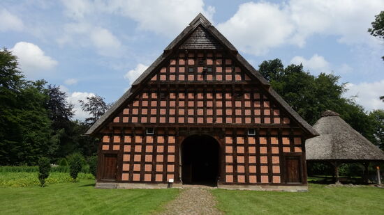 Hof Quatmann, eine sehr wohlhabende Familie, Bj. 1803-1806, Wiederaufbau 1935-36, erneuter Wiederaufbau nach Zerstörung im 2. Weltkrieg 1959-1961