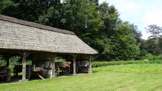Geräteschäune mit Blick auf einen grossen Nutzgarten