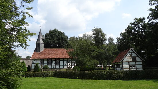 Dorfkirche aus dem Kreis Holzminden, Bj. 1699, Wiederaufbau 1977
Im Hintergrund schon die Sonnenschirme vom "Dorfkrug", da wollen wir hin......