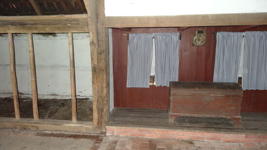 Links das Vieh, rechts die Schlafstellen