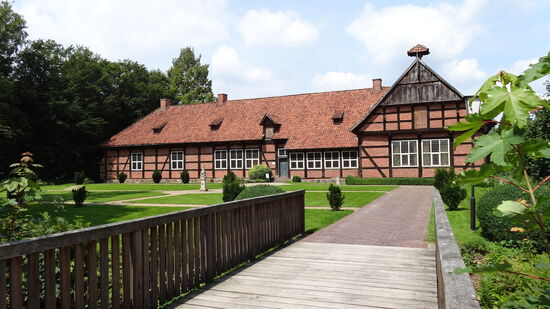 Herrenhaus Arkenstede, Bj 1684, Wiederaufbau 1936-37, im Innern eine Ausstellungsfläche mit einigen beschriebenen Exponaten