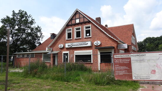 Umzug der Disco "Zum Sonnenstein" von Harpstedt, südlich von Delmenhorst, ins Museumsdorf, Baumassnahme seit 2016, noch nicht abgeschlossen. 
Ab den 50ern wurde diese Scheune als Tanzlokal, ab Mitte der 70er bis in die 2000er wurde das Haus als Dico genutzt und sollte abgerissen werden.