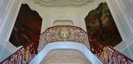 Treppenhaus im Hauptgebäude....auf dem Podest stand der Kurfürst und sprach zu seinem Gefolge. Die obere Tür zu den Privaträumen oben blieb für uns verschlossen, keine Einhaltung der Abstandsregeln möglich.