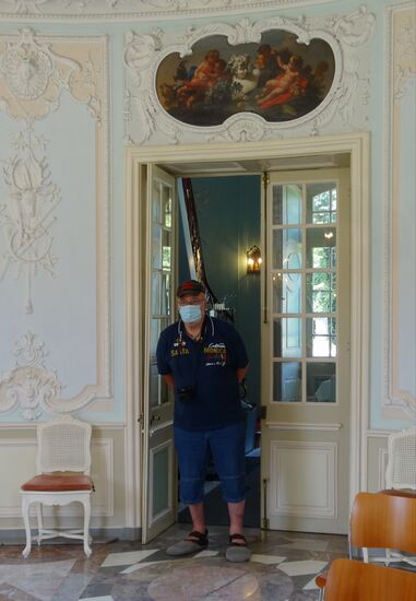 Eingang in den Hauptraum...die Bestuhlung rechts ist für die Hochzeitsgäste am Nachmittag.