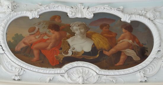 Über jeder der 4 Türen eine Darstellung der 4 Jahreszeiten, hier Herbst....