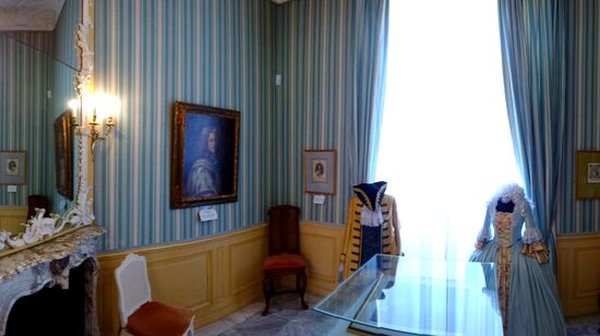 Zimmer im Parterre, die Tapeten hat man aus genauen Plänen originalgetreu herstellen lassen