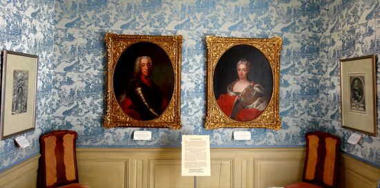....wie auch hier, chin. Tapete....mit dem Kurfürstenpaar von Bayern, Maria Amalia und Karl Albrecht an der Wand