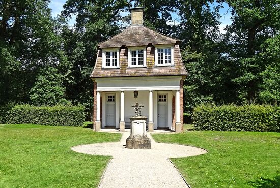 Die Gloriette, das Gartenhaus von Clemens August, im hinteren Bereich