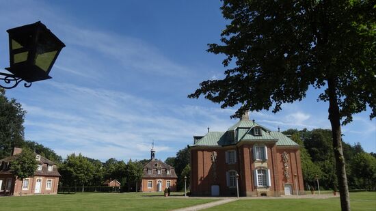 ...und das Jagdschloss mit 2 von 8 Pavillons