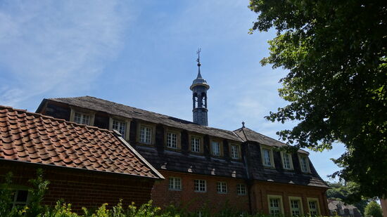 ........dahinter das Kloster