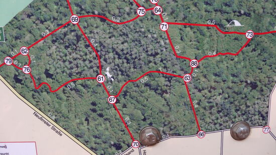 Ganz einfach mit km-Angaben zwischen den Punkten