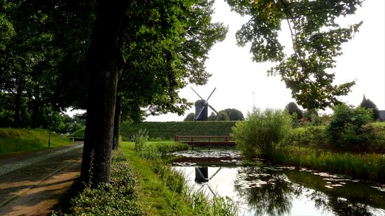 Auf dem Weg zum Eingang ein Blick auf die Bockwindmühle