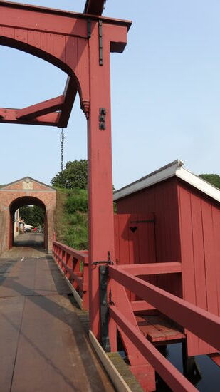 Rechts das Plumpsklo mit Herz in der Tür