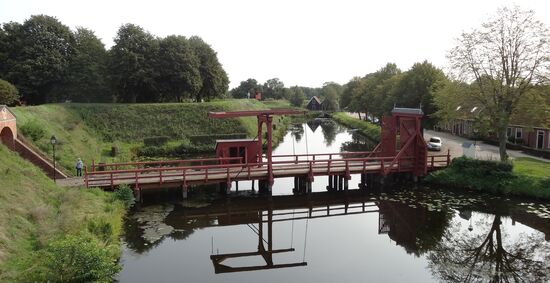 Blick auf den 2. Eingang mit Plumpsklo in der Mitte