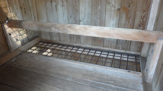 Im Wasser darunter hat man beim Wiederaufbau einiges gefunden, was Benutzern wohl aus den Taschen gefallen war 