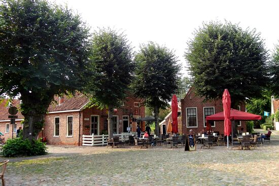 Zentraler Platz mit Restaurants .....