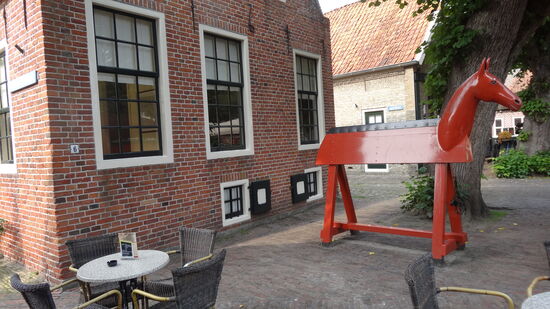 Das hölzerne Pferd, ein Nachbau aus 1988......ein Folterwerkzeug, die Bestraften wurden auf das Pferd gesetzt, dann wurden an ihren Füssen schwere Gewichte befestigt, bis........???   