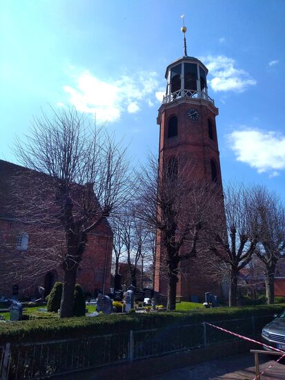 Kirchturm mit Friedhof