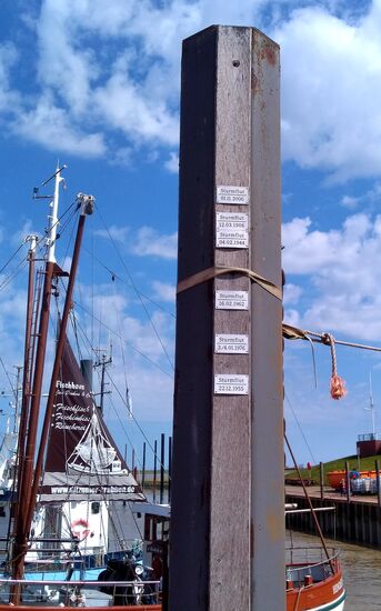 Markierungen des Pegels der Sturmfluten bis 2006 - unvorstellbar bei diesem sonnigen Wetter