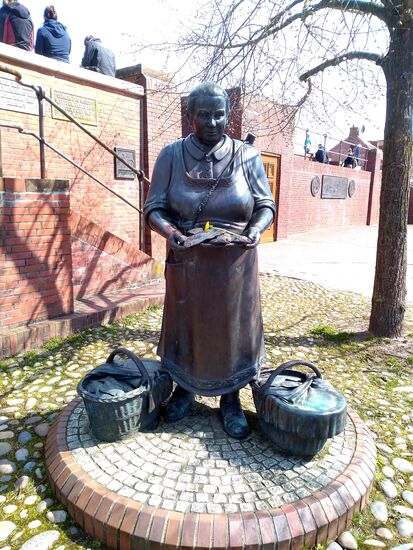 Bronze Fischverkäuferin