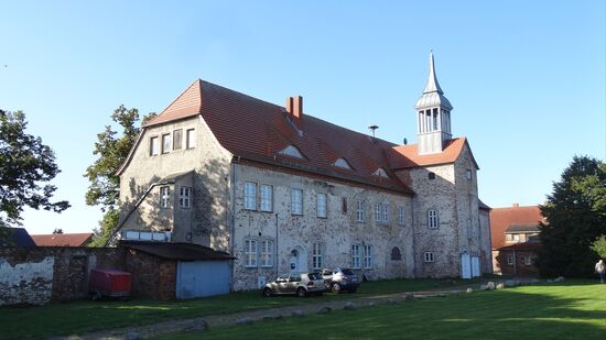 ....und Hinteransicht....Im 12. Jh. ein Klosterdorf, im 15. Jh. wurde das eigentliche Schloss erbaut, im 2. WK, als Peenemünde von der Royal Airforce bombadiert wurde, nutzte man die Stellmacherei als Nachrichtenzentrale, in den Kellerräumen stand ein elektr. Grossrechner, die Gebäude bekamen einen Tarnanstrich. Im Feb. 1945 wurde Pudagla geräumt und in den Harz verlegt.