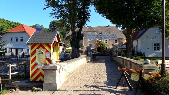Blick in den Innenhoff Wasserschloss Mellenthin aus dem Jahr 1575. Das Wort Mellenthin kommt aus dem slawischen und bedeutet "Mittelpunkt"