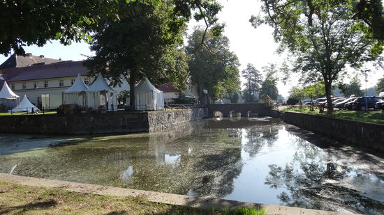 Wassergräben rings um die Anlage