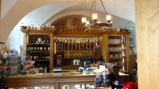 ....und in den Shop, wo verschiedene Kaffeesorten zum Kauf angeboten werden.