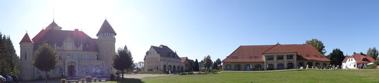 Gesamtansicht, links im Bild das Schloss, rechts die Remise mit Restaurant