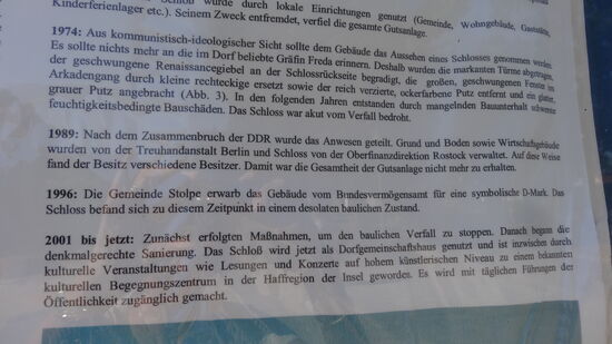 Das Gut Stolpe wurde Ende 16.Jh.erbaut, wahrscheinlich während des 30jährigen Kriegs zerstört, Wiederaufbau um 1700, 1895 wieder in Familienbesitz, Umbau bis 1905 durch Friedrich Graf von Schwerin, ab 1945 nach Plünderungen dem Verfall preisgegeben.....jüngere Geschichte siehe obiges Foto