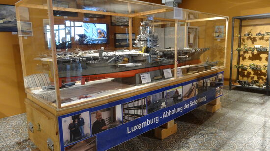 Im Museum
Modell U.S.S. Enterprise, aus Draht und Holz gefertigt. Ein Geschenk des Erbauers Peter Zeidler aus Luxemburg, Modellbauzeit 20 Jahre