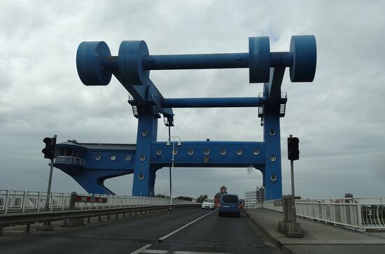 Zufahrt über die Peenebrücke....