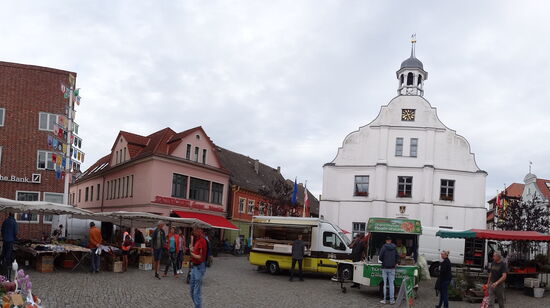 Das weisse Gebäude ist das Rathaus