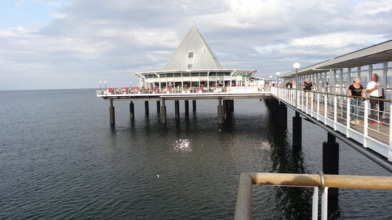 Die Seebrücke, 1891-1893 aus Holz gebaut, damals 500m lang, 1995 entstand die neue Brücke aus Metall und Beton. Sie ist heute mit 508 Metern die längste ihrer Art in Kontinentaleuropa.