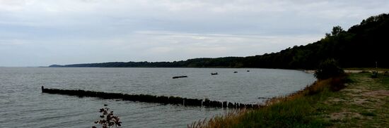 Hinten rechts ein kleiner Strand, ein paar Womos standen auf dem Parkplatz weiter vorn über Nacht