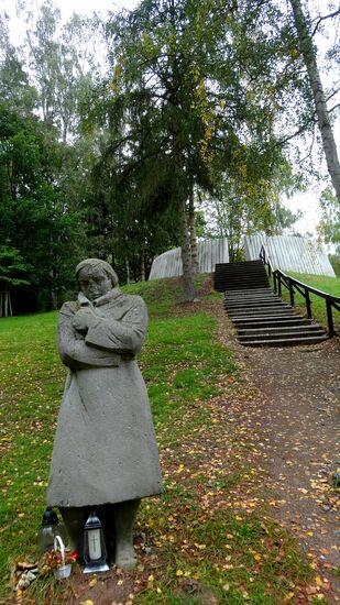 Friedensdenkmal "Die Frierende", gestaltet im Auftrag der soz. Kulturbehörde vom Bansiner Künstler Rudolf Leptien 1952/53, das damals jedoch noch nicht aufgestellt werden durfte, weil die künstlerische Aussage nicht den Vorstellungen der Partei entsprach