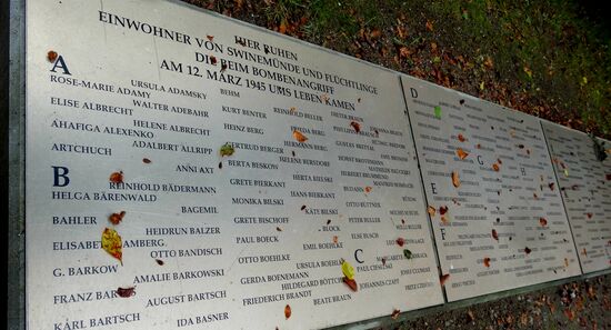 Die ursprünglich angebrachten Bronzetafeln wurden durch Tafeln aus bronzefarbenem Kunststoff ersetzt, um Metalldieben keinen Anreiz zu bieten