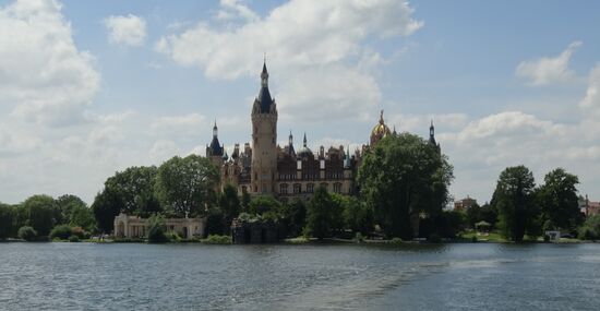 .....der Blick vom Wasser aus auf die Schlossinsel mit dem Märchenschloss