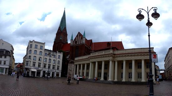 Das Neue Gebäude, im Jahre 1785 von Johann Joachim Busch erbaut, ein klassizistisches Gebäude, bis ins 20.Jh. hielten Kaufleute und Bauern in der Vorhalle zwischen den Säulen Markttage ab