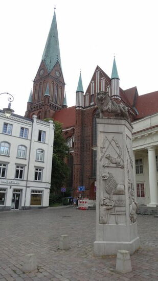 Marktplatz mit Löwendenkmal
