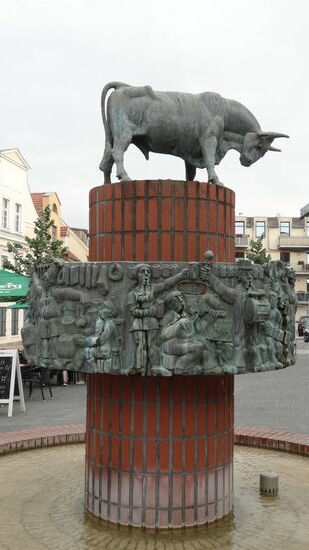 ...mit seinem Stierbrunnen