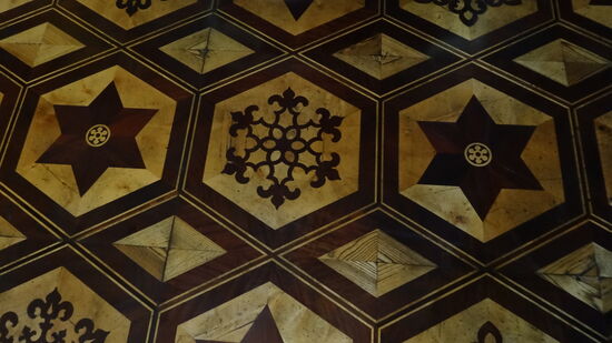 Wunderschönes Parkett, immer wieder andere Muster, je nach Raum