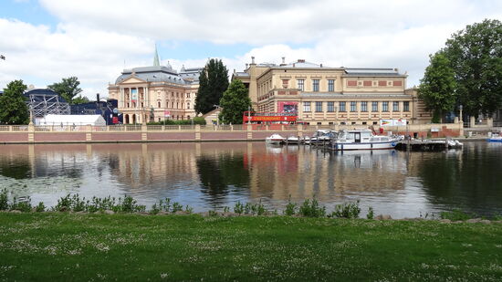 Blick vom Schloss auf das Theater